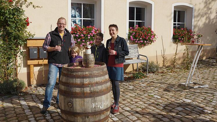 Heidi Brehmer-Knauer freut sich, dass ihr erster Whisky gelungen ist. Darauf stößt sie mit ihrem Mann an.