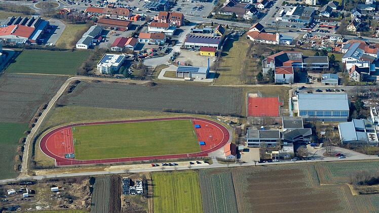 Im linken Teil de Bildes befinden sich die dazu erworbenen Flächen für das "Schulzentru".Luftbild; Ronald Rinklef