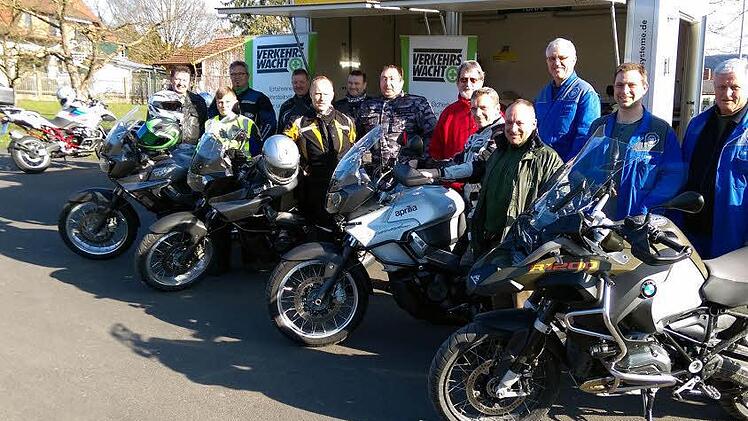 Gruppenbild mit Fahrern und Prüfern. Foto: Karlheinz Franz