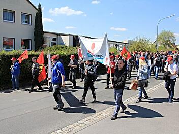 Vom Birkenfelder Weg aus machten sich etwa 80 Mitarbeiter der Firma Weiss auf den Weg in Richtung Hartlebsaal, wo Matthias Gebhardt von der IG Metall Geschäftsstelle Bamberg und Betriebsratsvorsitzender Wolfgang Brasch die Forderungen der Arbeitnehmer nach fünf Prozent mehr Lohn vertraten.  Fotos: Helmut Will