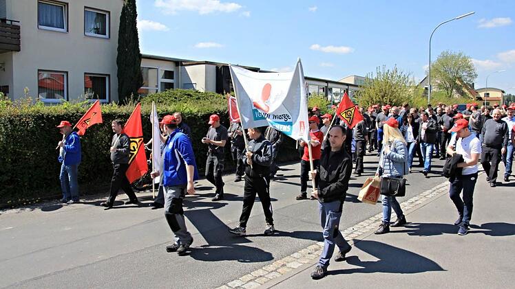Vom Birkenfelder Weg aus machten sich etwa 80 Mitarbeiter der Firma Weiss auf den Weg in Richtung Hartlebsaal, wo Matthias Gebhardt von der IG Metall Geschäftsstelle Bamberg und Betriebsratsvorsitzender Wolfgang Brasch die Forderungen der Arbeitnehmer nach fünf Prozent mehr Lohn vertraten.  Fotos: Helmut Will
