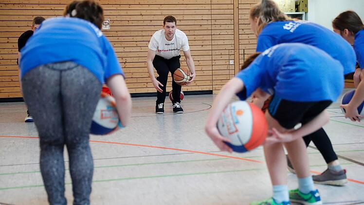 Förderschultag von Brose Bamberg am 6. Februar 2017 in der Aurachtalhalle Stegaurach: Die Basketball-Profis des Deutschen Meisters trainieren 140 Kinder. Foto: Daniel Löb