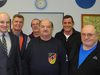 Das Vorstandsteam geht unver&auml;ndert in eine weitere Amtsperiode (von links): Zweiter B&uuml;rgermeister Michael Kastl, Kurt Baumeister, Manfred Sch&ouml;lzke, Klaus Sch&ouml;lzke, Bezirksorganisationsleiter Dirk Weber und Wolfgang Wagner. Foto: Matthias Schmitt