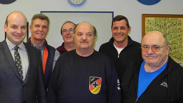 Das Vorstandsteam geht unver&auml;ndert in eine weitere Amtsperiode (von links): Zweiter B&uuml;rgermeister Michael Kastl, Kurt Baumeister, Manfred Sch&ouml;lzke, Klaus Sch&ouml;lzke, Bezirksorganisationsleiter Dirk Weber und Wolfgang Wagner. Foto: Matthias Schmitt