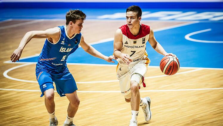 Der Bamberger  Nils Haßfurther (rechts, Falcons Nürnberg) zeigte als jüngerer Jahrgang bei der U20-EM eine sehr solide Leistung im Spielaufbau. Foto: Fiba-Europe