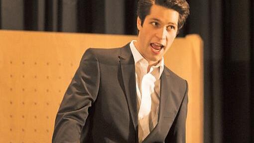 Tenor Julian Freibott bei seinem Konzert in Ebern.  Foto: Jule M&uuml;ller