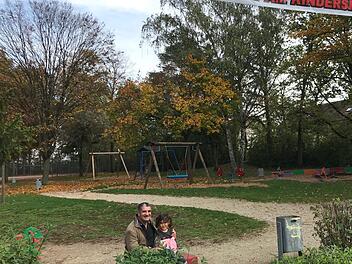 Bedrohter Spielplatz in der Gereuth: Eren Iskender und seine sechsjährige Tochter Rojin Foto: M. Wehner