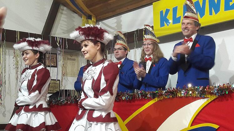 Die Tanzladies Miriam Gessner und  Sophia Erhart, im Hintergrund ein Teil der Sitzungssieben.Hartmut Hessel