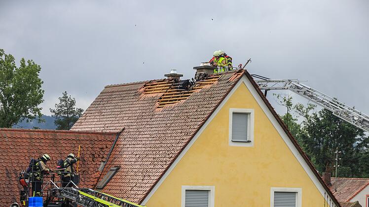 Nach vermeintlichen Blitzeinschlag: Feuer bricht in Dachstuhl aus