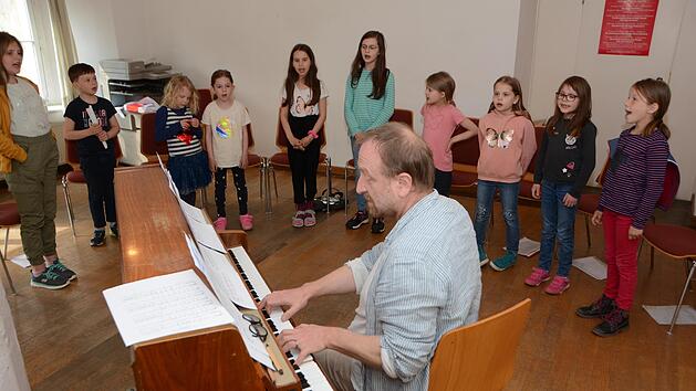 Üben für den großen Auftritt: Die Kinderchorkinder haben viel Spaß an dem flotten Mini-Musical, das Dekanatskantor Christian Reitenspieß für sie ausgesucht hat.