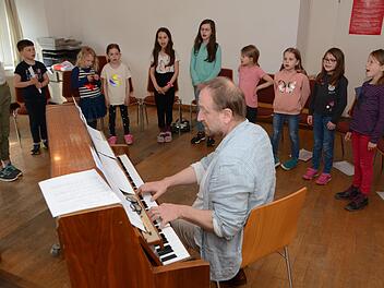 Üben für den großen Auftritt: Die Kinderchorkinder haben viel Spaß an dem flotten Mini-Musical, das Dekanatskantor Christian Reitenspieß für sie ausgesucht hat.