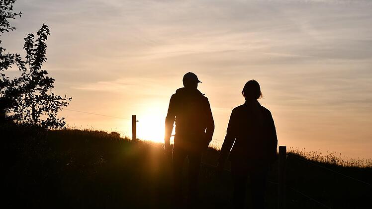 Wandern auf dem Gl&auml;ser in den Sonnenuntergang. Foto: Anna-Lena Bieneck