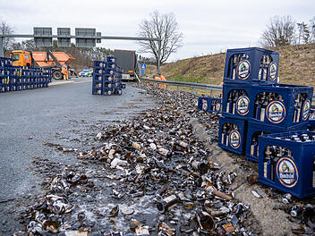 Getränkelaster verliert Ladung: Tausende Bierflaschen auf der Straße