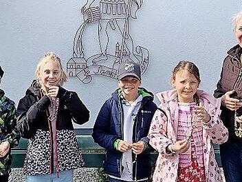 Valentin (von links), Emilia , Xaver und Lea haben mit Martina Greubel Rosenkränze geknüpft.
