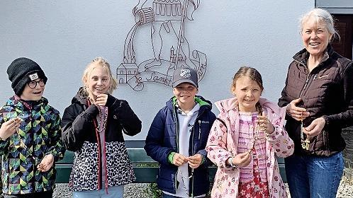 Valentin (von links), Emilia , Xaver und Lea haben mit Martina Greubel Rosenkränze geknüpft.