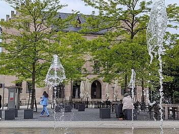 Nicht nur die Wasserfontänen springen am Samstag rund um den Albertsplatz.