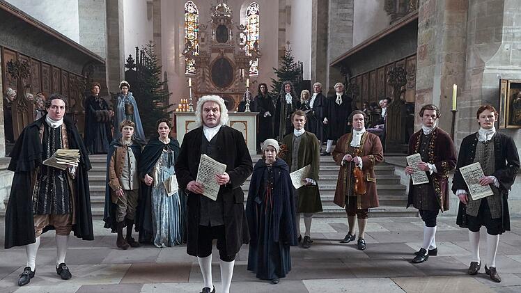 "BACH - Ein Weihnachtswunder" erz&auml;hlt nicht nur vom ber&uuml;hmten Komponisten, sondern auch von seiner gro&szlig;en Familie (von links): Christian Henrici (Victor Tahal), Gottfried (German von Beug), Anna Magdalena (Verena Altenberger), Johann Sebastian (Devid Striesow), Elisabeth (Lotta Herzog), Emanuel (Ludwig Simon) und Friedemann Bach (Dominic Marcus Singer), sowie Bachs Neffen (Felix Oitzinger und Johannes Deckenbach).