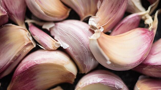 Lieber frisch: So entfaltet Knoblauch seine gesundheitlichen Vorteile am besten.