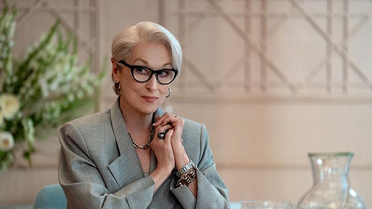 Dass Meryl Streep auch komisch sein kann, beweist die Oscar-Preistr&auml;gerin auch in "Der Teufel tr&auml;gt Prada 2": Als virulent b&ouml;sartige Chefredakteurin eines Modemagazins teilt sie in der Fashion-Parodie wiedre kr&auml;ftig aus und zeigt, dass die Welt des sch&ouml;nen Scheins der Vorhof zur H&ouml;lle ist.