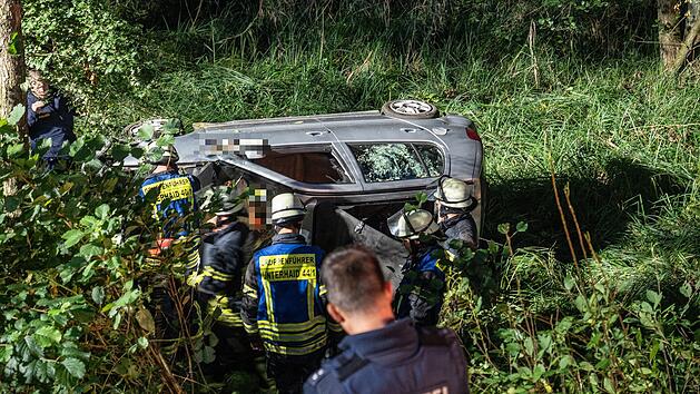 Auto st&uuml;rzt B&ouml;schung hinab: Feuerwehr befreit Frau und Hund aus Fahrzeug