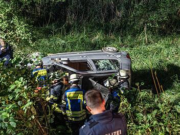 Auto st&uuml;rzt B&ouml;schung hinab: Feuerwehr befreit Frau und Hund aus Fahrzeug