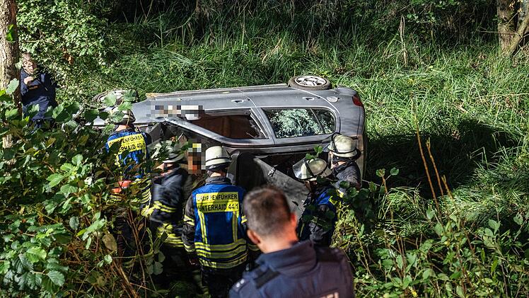Auto st&uuml;rzt B&ouml;schung hinab: Feuerwehr befreit Frau und Hund aus Fahrzeug