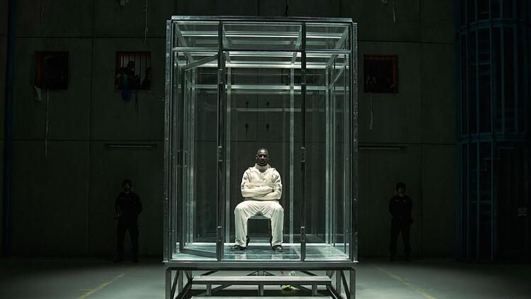 Assane Diop (Omar Sy) soll aus dieser Glasbox im Gef&auml;ngnis heraus einen Coup an mehreren Orten in Frankreich gleichzeitig durchgezogen haben.
