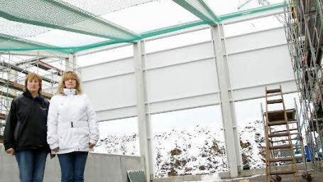Elvira Endres und Yvonne Kiesel in der künftigen Waschanlage