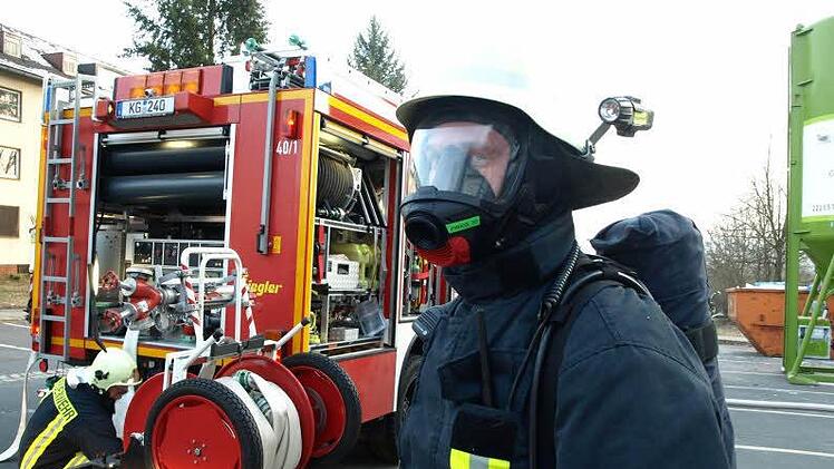 Mit Atemschutz rückten die Feuerwehrmänner dem Brandherd zu Leibe.