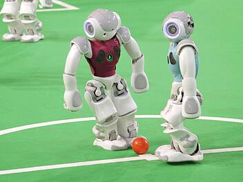 Roboter-Fußballer wollen irgendwann sogar gegen Menschen gewinnen. Foto: dpa