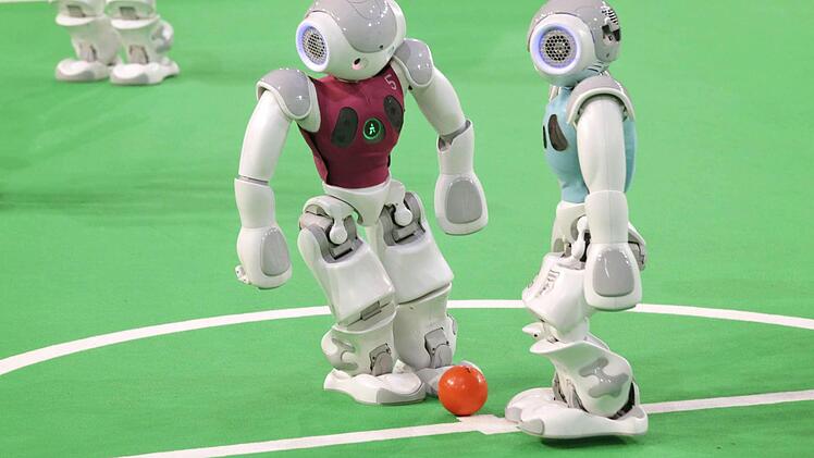 Roboter-Fußballer wollen irgendwann sogar gegen Menschen gewinnen. Foto: dpa