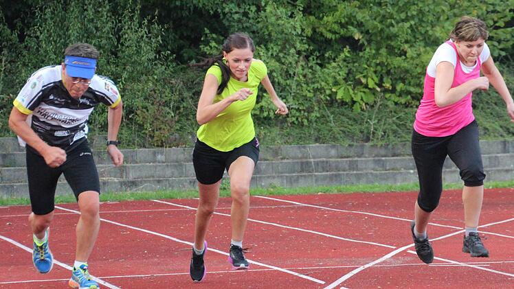 Beim Start zum 100-Meter-Lauf: Hubertus Reich, Julia Neubauer und Jasmin Neubauer (von links) nehmen Tempo auf. Fotos: Hartmut Neubauer