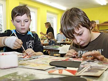 Felix Kunze (links) und Kevin Rohr sind in der Partnerklasse der Grundschule Melkendorf und des Förderzentrums beste Freunde geworden. Die Jungen helfen sich gegenseitig, wenn einer einmal etwas nicht so gut kann wie der andere, zum Beispiel im Werkunterricht.  Foto: Dagmar Besand