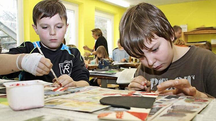Felix Kunze (links) und Kevin Rohr sind in der Partnerklasse der Grundschule Melkendorf und des Förderzentrums beste Freunde geworden. Die Jungen helfen sich gegenseitig, wenn einer einmal etwas nicht so gut kann wie der andere, zum Beispiel im Werkunterricht.  Foto: Dagmar Besand