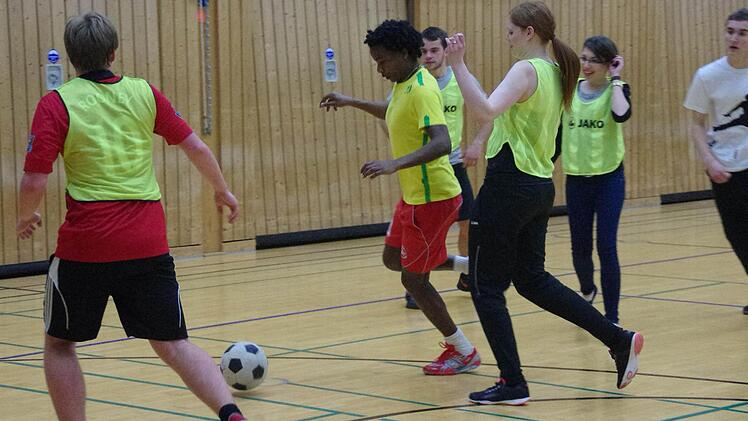 Beim Fußball gab es keine Alters- oder Geschlechtergrenzen. Alle hatten Spaß am Miteinander.