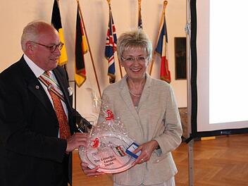 Kongressbeauftragter Hans-Georg Schollmeyer zeichnete Martine Pauly mit dem Teller des Coburger Convents aus.