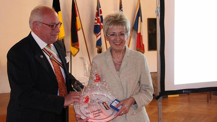 Kongressbeauftragter Hans-Georg Schollmeyer zeichnete Martine Pauly mit dem Teller des Coburger Convents aus.