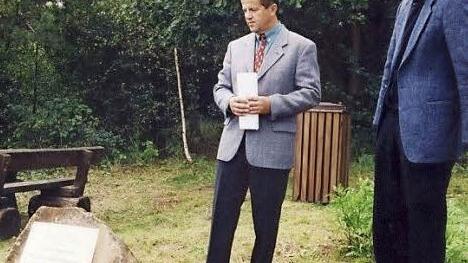 Der damalige Bürgermeister Werner Döhler aus Ermershausen und Bürgermeister Ulrich Klette aus Schweickershausen bei der Einweihung der Gedenktafel im Jahr 1990.  Foto: Gerhard Schmidt