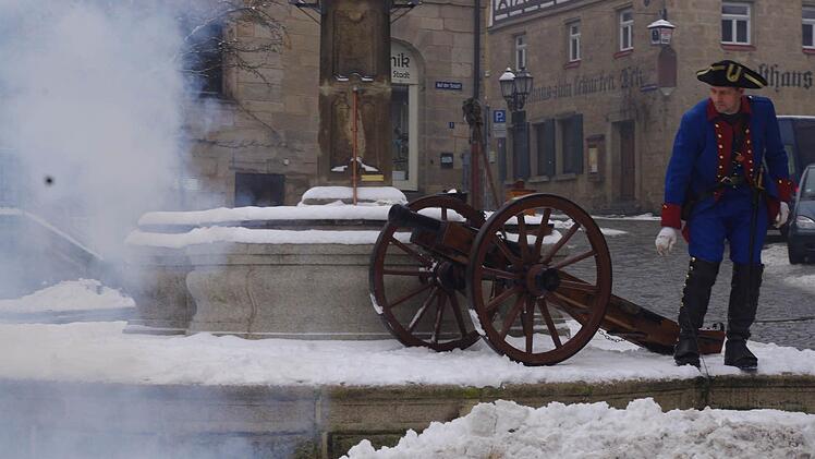 Auch ein Kanonenschuss erfolgte als Salut. Foto: Heike Schülein
