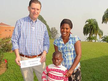 Pfarrer Dr. Andreas Krefft mit Marie Rose Nyiracyzika und ihrer Tochter Emmy Rosine Iradukunda.  Foto: Marion Eckert
