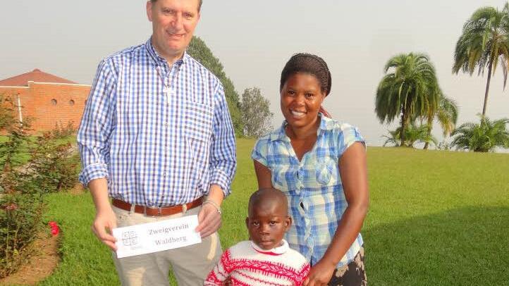 Pfarrer Dr. Andreas Krefft mit Marie Rose Nyiracyzika und ihrer Tochter Emmy Rosine Iradukunda.  Foto: Marion Eckert