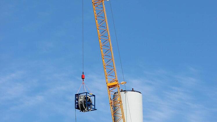 Die Spannglieder werden von einem 320-Tonnen-Kran bis über den 78 Meter hohen Betonturm gehoben.  Foto: Friedwald Schedel