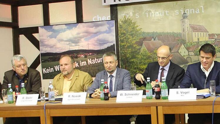 Politiker vor Ort (von links): Eberns B&uuml;rgermeister J&uuml;rgen Hennemann, Reinhold St&ouml;hr (stellv. Bgm. Kirchlauter), Pfarrweisachs Bgm. Ralf Nowak, Landrat Wilhelm Schneider, MdL Steffen Vogel. Foto: Andreas L&ouml;sch
