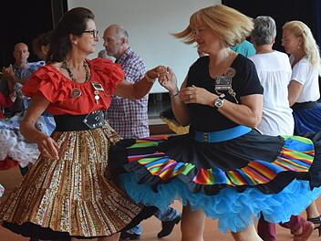 Ob in Coburg, an der Nordsee oder in England: Wer die 68 Grundfiguren des Square-Dance beherrscht, kann sich überall Tanzgruppen anschließen und mittanzen. F'oto: Daniela Pondelicek