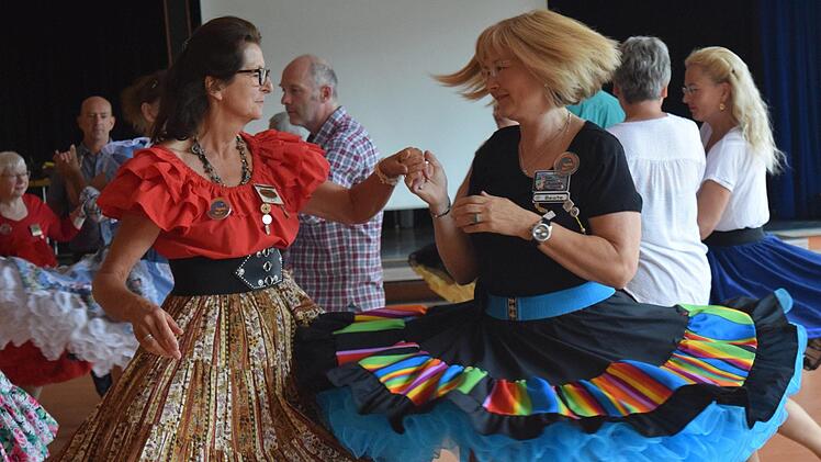 Ob in Coburg, an der Nordsee oder in England: Wer die 68 Grundfiguren des Square-Dance beherrscht, kann sich überall Tanzgruppen anschließen und mittanzen. F'oto: Daniela Pondelicek