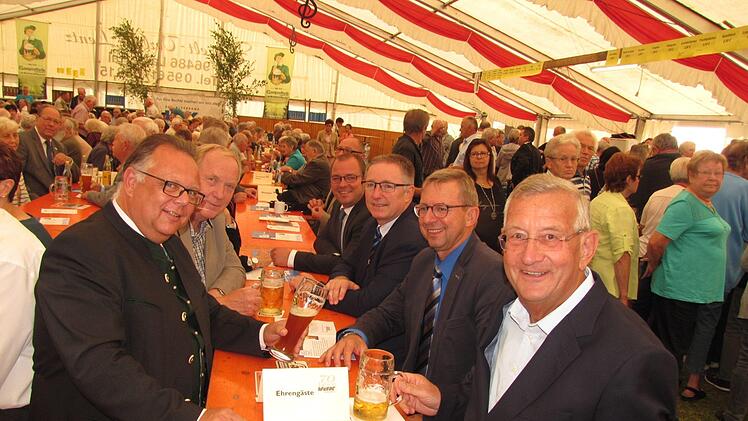 Zahlreiche Bürgermeister aus dem Landkreis gratulierten dem Sozialverband VdK zum 70-jährigen Jubiläum. Bürgermeister Martin Stingl aus Neustadt, Bürgermeister Werner Thomas aus der Gemeinde Itzgrund, Bürgermeister Sebastian Straubel aus der Gemeinde Lautertal, Bürgermeister Wolfgang Bauersachs aus der gastgebenden Gemeinde Weitramsdorf und der VdK-Kreisvorsitzende Hellmut Ott.  Foto: Martin Koch