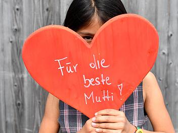 Am 09. Mai 2021 ist wieder Muttertag. Wir geben Tipps, was sie ihrer Mama schenken können. Foto: Helmut Fohringer/APA/dpa