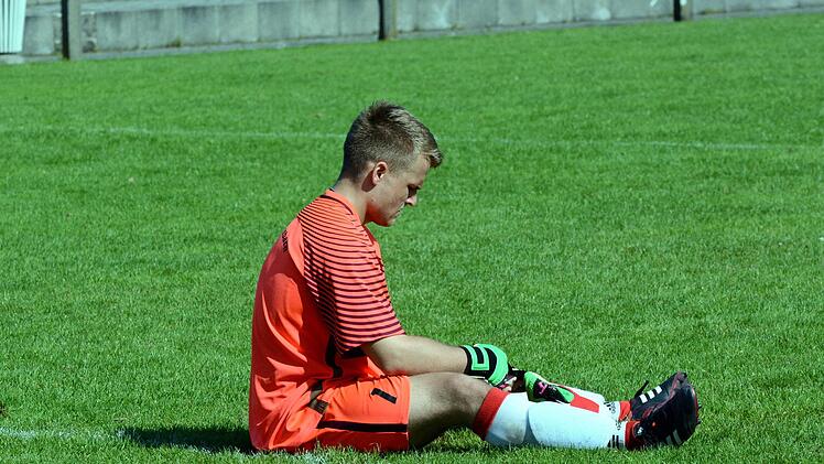 Freuen oder Trauern? Torwart Julian Mirschberger und der FSV Gro&szlig;enseebach haben in der Kreisliga 1 trotz der Pleite in He&szlig;dorf noch die Chance auf den Klassenerhalt.  Foto: herzopress