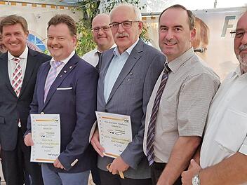 Das neueste Ehrenmitglied der Thurnauer Freien Wähler, Klaus Förster (von rechts), Landesvorsitzender Hubert Aiwanger, der Geehrte Hermann Schneider sowie Vorsitzender Alexander Schnabel, der Geehrte Klaus Purucker, Kreisvorsitzender Rainer Ludwig, der Geehrte Ludwig Töpfer, Landtagsvizepräsident Peter Meyer und Landrat Klaus Peter Söllner Foto: Katharina Müller-Sanke