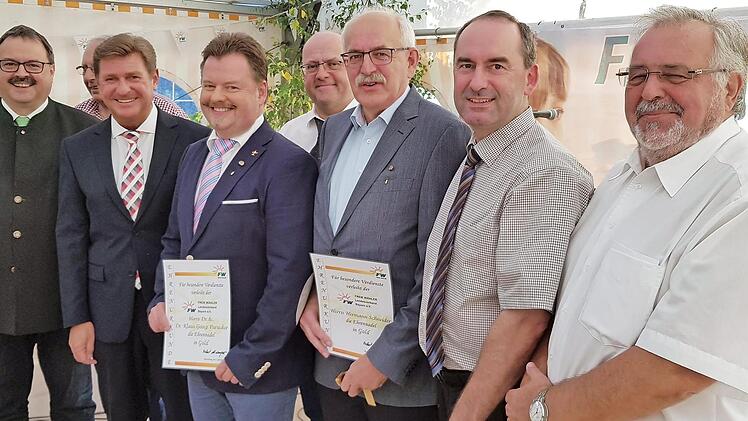Das neueste Ehrenmitglied der Thurnauer Freien Wähler, Klaus Förster (von rechts), Landesvorsitzender Hubert Aiwanger, der Geehrte Hermann Schneider sowie Vorsitzender Alexander Schnabel, der Geehrte Klaus Purucker, Kreisvorsitzender Rainer Ludwig, der Geehrte Ludwig Töpfer, Landtagsvizepräsident Peter Meyer und Landrat Klaus Peter Söllner Foto: Katharina Müller-Sanke